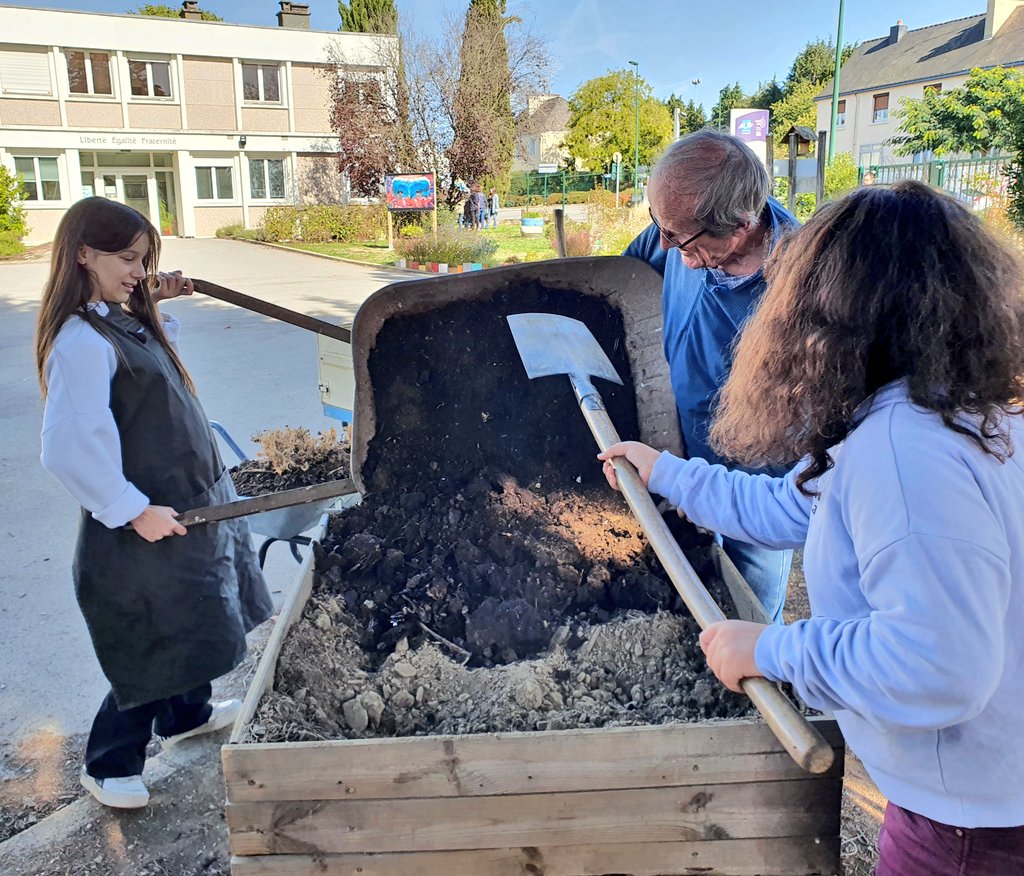SVTBeaumanoir's tweet photo. Aujourd'hui gros travail au #clubnature: Ajout de #compost et crottin de cheval à nos bacs. Merci à Roselyne, Jo et Robinson de l'association #Polen pour leur aide.
Sauvetage de fleurs avant les travaux.
Nettoyage de la mare.👍 https://t.co/ORmTCCUboR