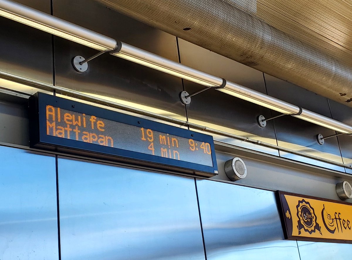 mattapanviv's tweet photo. @leung @MBTA What I saw this morning when I arrived at #Ashmont. Thrilled to see the display board but don't agree that a 19-minute is "normal service". The train ended up arriving about four minutes later. And then we sat at #Shawmut for about 6-7 minutes. #imissmybike 🚲💜 https://t.co/lN6u8FkrGn