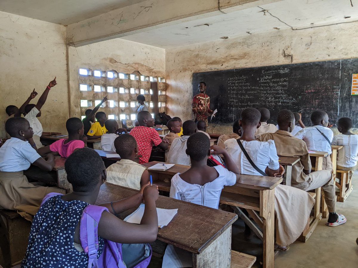 SamLessi's tweet photo. J3 : toujours dans le cadre de la sensibilisation de l'éco-citoyenneté, le CEG Camp GGE par ses représentants de classe a reçu les membres de  FISE [Festival Inter Scolaire pour l'environnement] 
#soyons_tous_écocitoyen
@IAASinULome 
@AJECC4 
@SamLessi 
@FArchile 
#FISE... https://t.co/8TdiT7lqbv