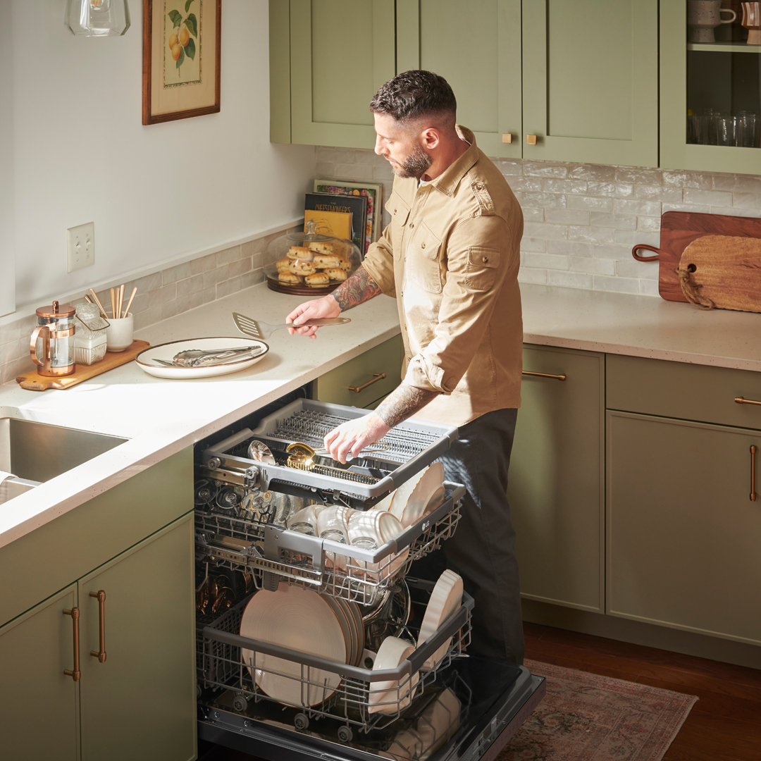 LGSeattleS's tweet photo. You cook, we clean. Enjoy more time with fall company, thanks to the #LGDishwasher with TrueSteam. #LGUS #LGFam @LGUS @LGSEASF https://t.co/NqwRsbwRW2