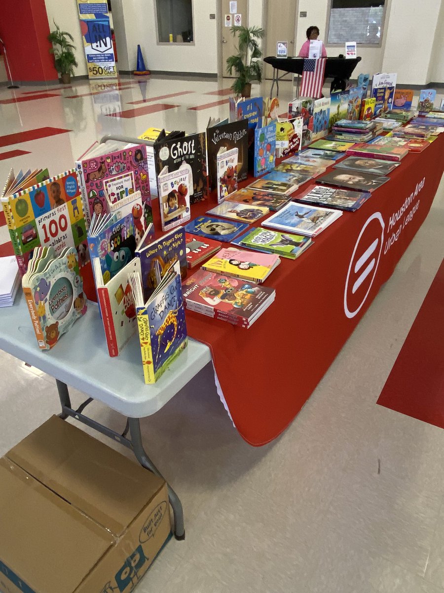 ChannelviewISD's tweet photo. The #readandrise family and community engagement event is going on right now @BrownBobcats! Parents can also have the opportunity to register to vote for the November 2022 election! https://t.co/F8A0DxJ8pQ
