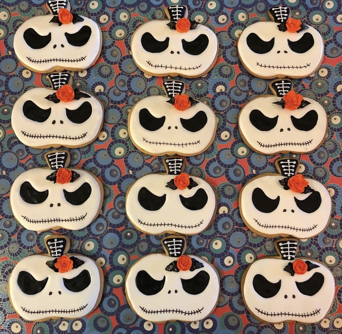 FOODSTORY_Japan's tweet photo. Trick or Treat 😈: Join our half-day special cookie decorating party and master the art of royal icing! Guest chef Victor, (IG:@4theloveofbutter), will teach us all the techniques from basic to advanced! #cookingclass #dtla #halloweenevent 
https://t.co/7EdZzdky3C https://t.co/CeYW64OA8T