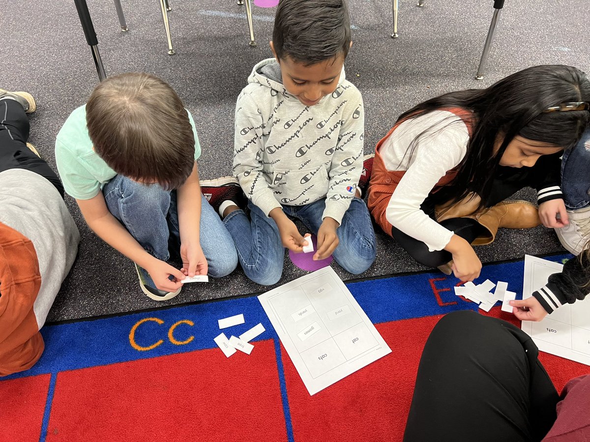 Second graders <a href="/BereaElementary/">Berea Elementary School</a> work with their partners to sort words by if they are singular or plural. Once sorted students had to defend/explain why a word was in the column it was.  @TomMillerBES <a href="/rebekah_jarrell/">Rebekah Jarrell</a>  @NerissaQLewis <a href="/DocStevensGCS/">Susan Stevens</a> <a href="/tdean65/">Tara Dean</a> <a href="/SpecialistsELA/">ElemELASpecialists</a>