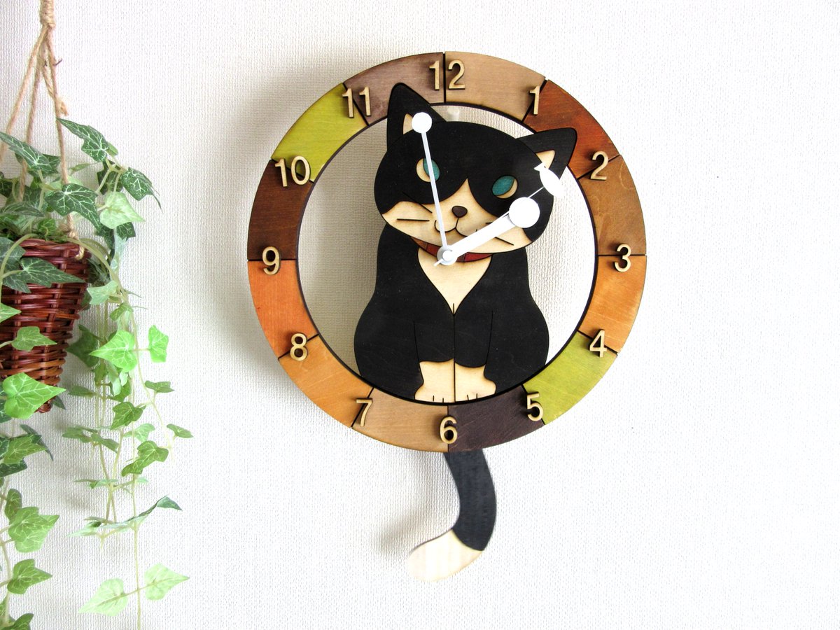 「白黒ハチ割れちゃん時計レーザー加工#こんなん作ってます #手作り  #猫時計 #」|NEKO3のイラスト