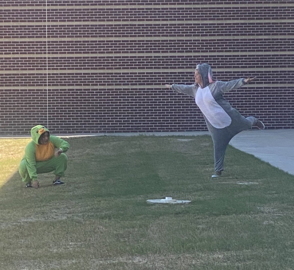 After retelling the story, with their teachers acting as the main characters, our kindergarteners got to watch the second annual race of the tortoise & the hare. Who do you think won? 🐰🐢 #TLELakeLife @SplendoraISD