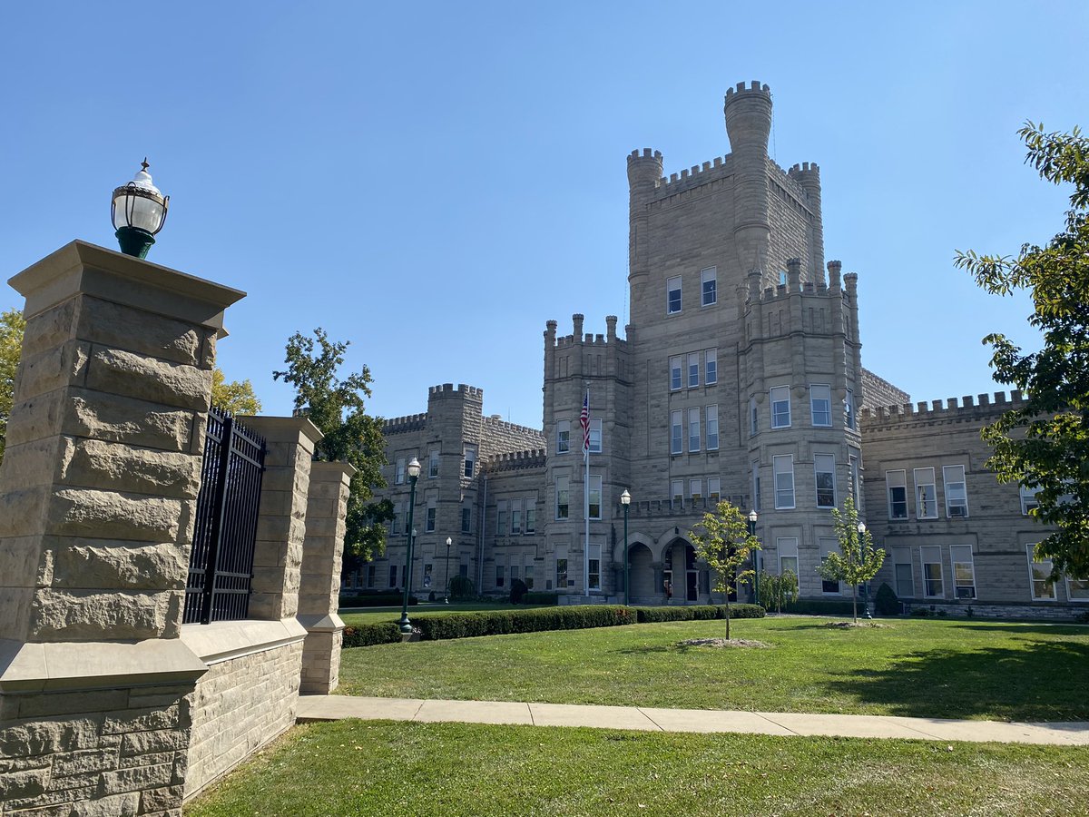 elau_weather's tweet photo. Gorgeous fall day for a stroll around my old stomping grounds. ☀️🍂
Always fun coming back to Charleston to visit #EIU and #WEIU! https://t.co/rsBt9dds9b
