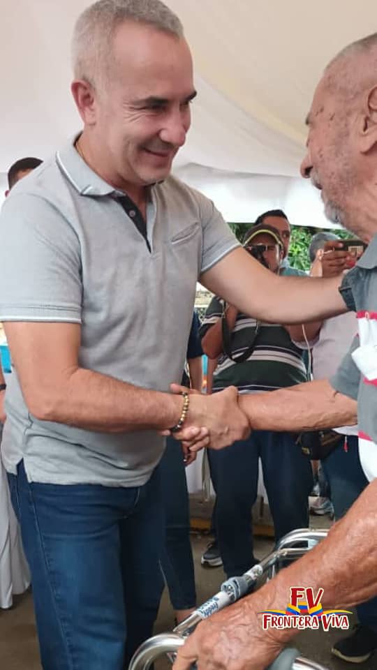 #Frontera || En el marco de la mega jornada realizada este jueves en Las Dantas, municipio Bolívar, del estado Táchira. El gobernador <a href="/FreddyBernal/">Freddy Bernal</a>, junto a la primera Dama, hicieron entrega de ayudas técnicas para personas con discapacidad y canastillas para bebé.
<a href="/leotriana938/">Diputado Legislador de la Frontera Leonard Triana</a>