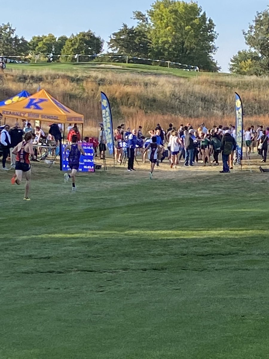 GishActivities's tweet photo. Owen Williams passes another HAC runner right before the finish. #GOGI https://t.co/kN6QRhUy7A