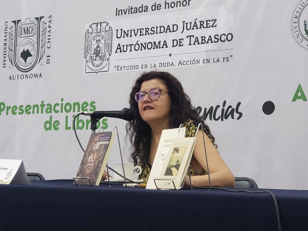 comunica_unach's tweet photo. La escritora, Adriana Azucena Rodríguez, presentó su libro: “Carácter-Carácter. El personaje literario”, en el que detalla la importancia de los roles de una obra. Dicha presentación se llevó a cabo en el Centro de Convenciones “Manuel Velasco Suárez”. #FILUNACH2022 https://t.co/snvDzbM97K