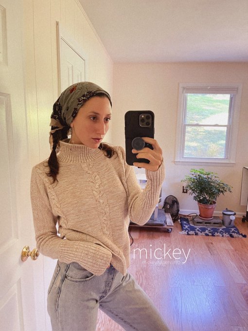 don&rsquo;t all of these frumpy clothes make you wonder what&rsquo;s underneath. ♡ https://t.co/CpPHc6AAY4