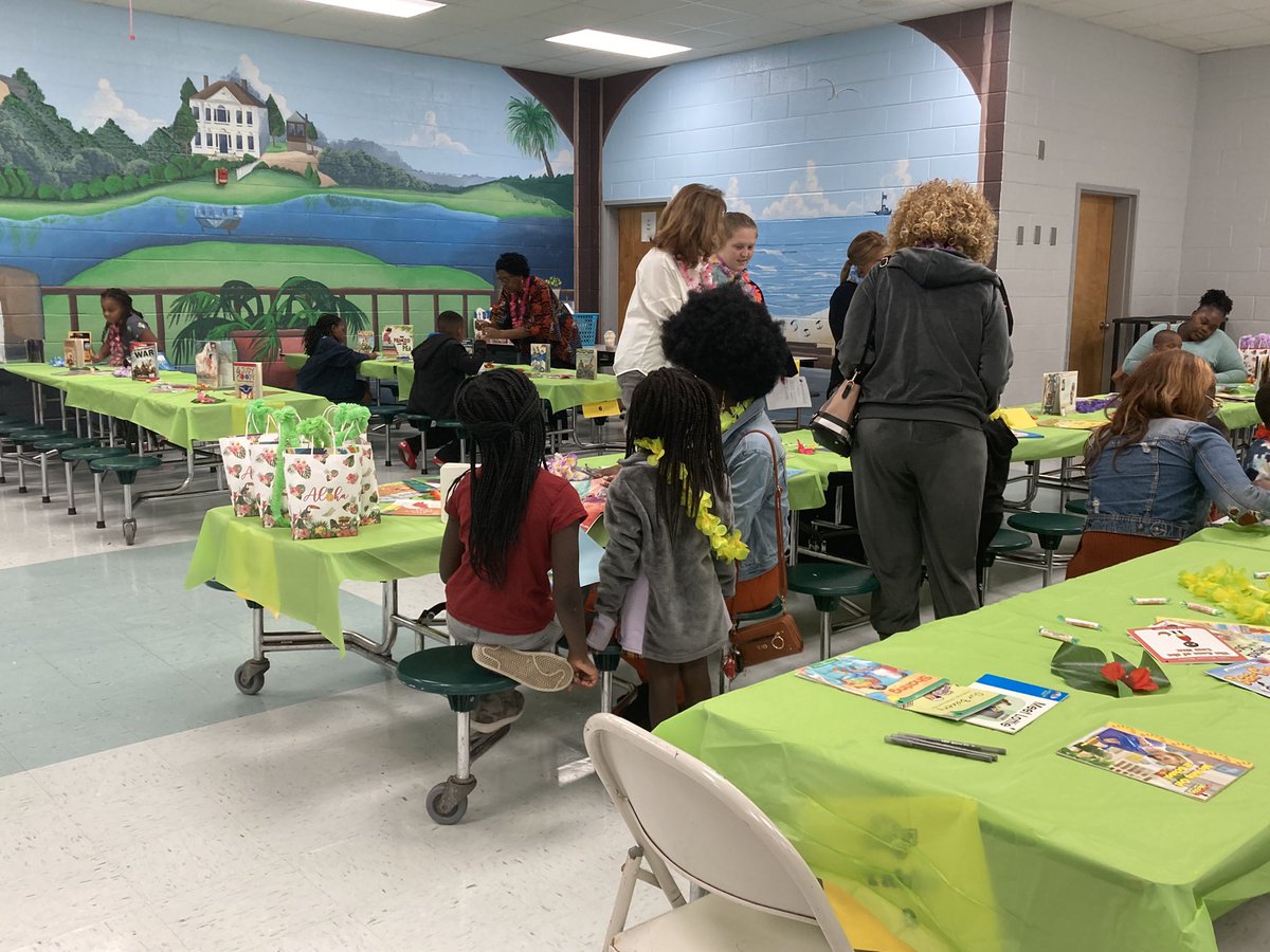 CherryvaleElem's tweet photo. We had a great time at the Literacy Luau, a Hawaiian themed reading night.  Students and parents were reading, getting tips for improving reading, and visiting the Book Fair. #sumtersdproud https://t.co/kWunGprpVR