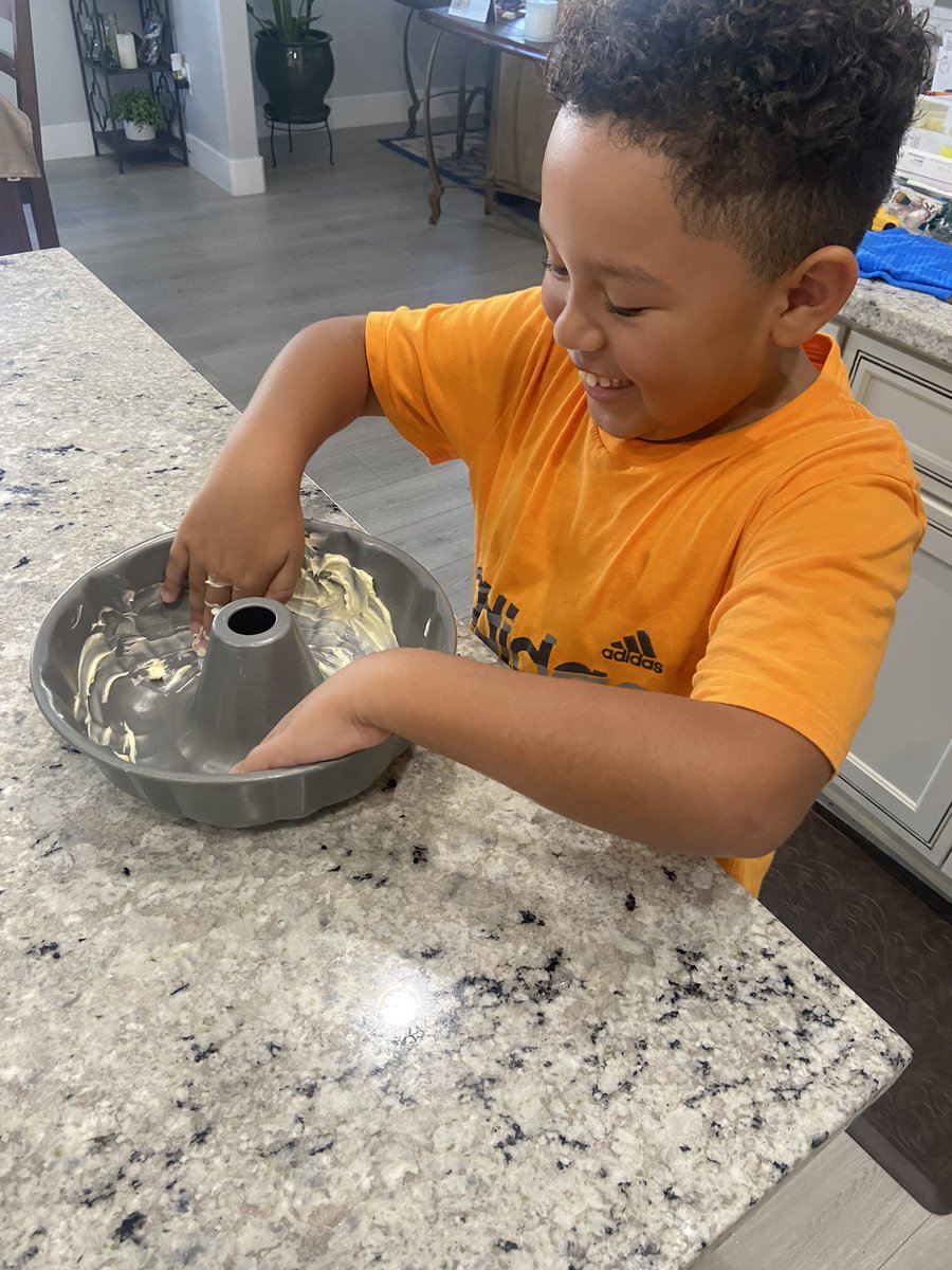 Mahtiebush916's tweet photo. Someone is getting some cooking lessons today 🍰
 #IzzyBone #IzzyCanCook #BakeOff #CAKEGOD https://t.co/xsEiYp7WJC