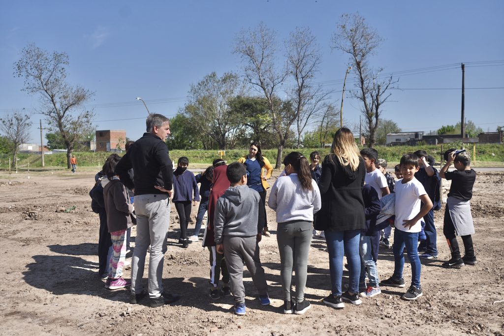 _SantaFeCapital's tweet photo. 🌳 ¿Sabías que plantamos 50 árboles en el #ParqueGaray? 🌳
La actividad la realizamos junto a niños y niñas de la escuela “Padre Osvaldo Catena”, en un terreno recuperado en el noroeste de este espacio público.
Conocé más acá👉 https://t.co/Z7FYCXAUXx https://t.co/OqiOToImpY