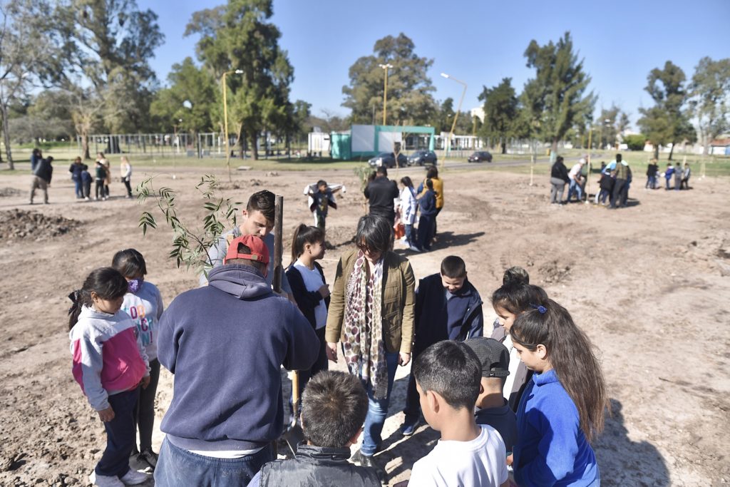 _SantaFeCapital's tweet photo. 🌳 ¿Sabías que plantamos 50 árboles en el #ParqueGaray? 🌳
La actividad la realizamos junto a niños y niñas de la escuela “Padre Osvaldo Catena”, en un terreno recuperado en el noroeste de este espacio público.
Conocé más acá👉 https://t.co/Z7FYCXAUXx https://t.co/OqiOToImpY