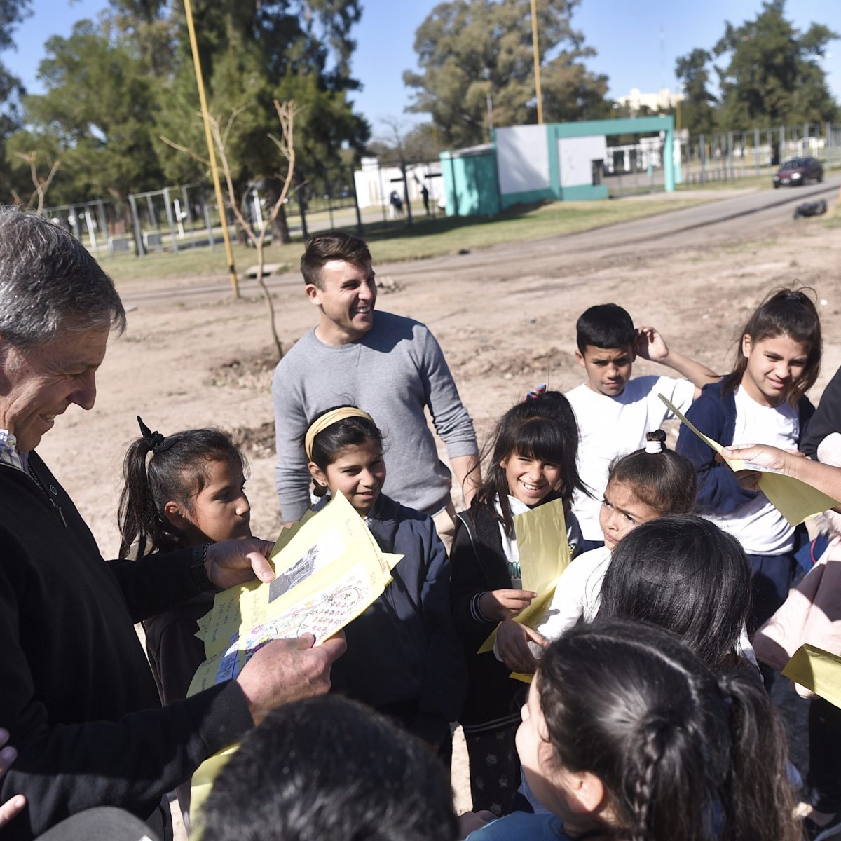 _SantaFeCapital's tweet photo. 🌳 ¿Sabías que plantamos 50 árboles en el #ParqueGaray? 🌳
La actividad la realizamos junto a niños y niñas de la escuela “Padre Osvaldo Catena”, en un terreno recuperado en el noroeste de este espacio público.
Conocé más acá👉 https://t.co/Z7FYCXAUXx https://t.co/OqiOToImpY