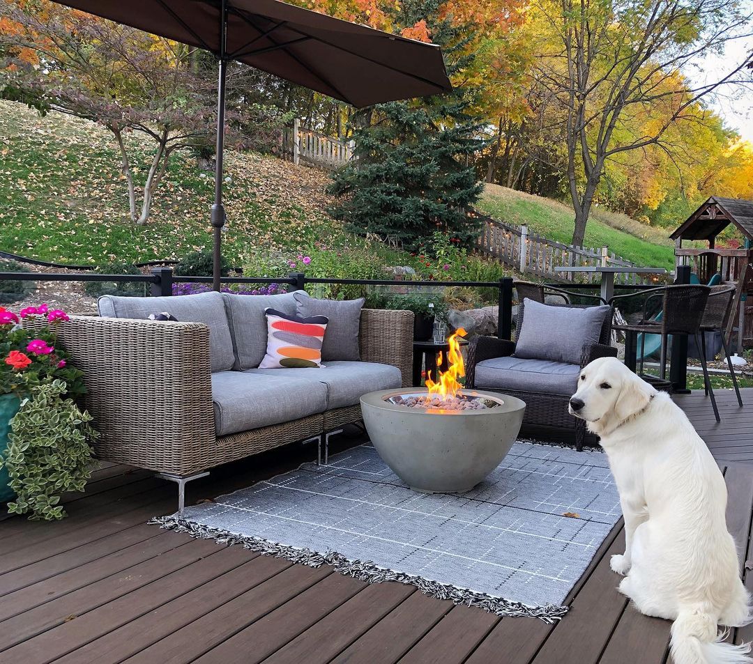 Giving us all the fall feels. ow.ly/rPEn50L3vcJ #bringhomeoutside #fallfire #deckinspiration #outdoorfire #firepit