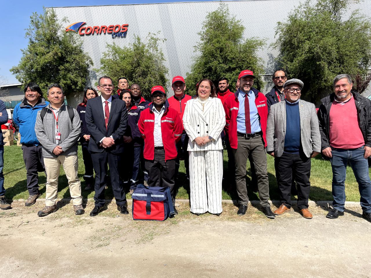 Autoridades del Ministerio de Energía junto a la presidenta del Directorio, Gloria Maldonado, en la actividad de Correos Chile.