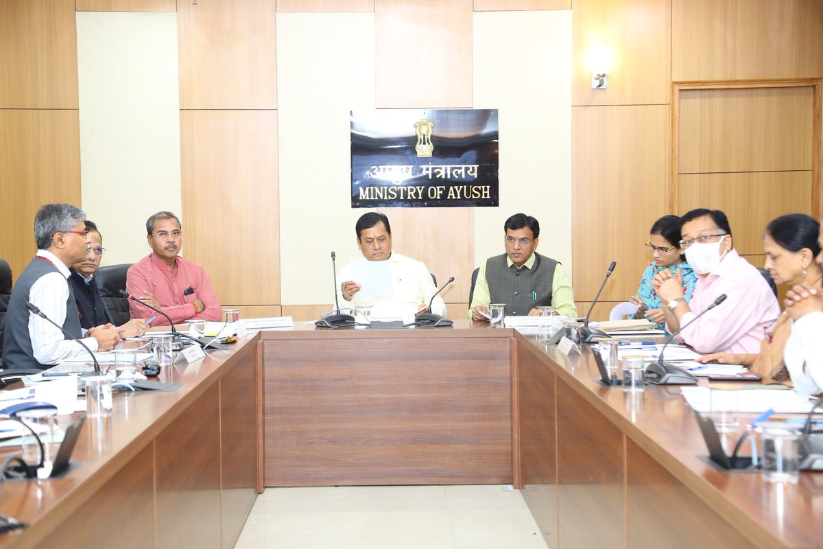 DrMunjparaBJP's tweet photo. Hon’ble Union Ayush Minister Shri @sarbanandsonwal ji, MoS @DrBharatippawar ji and @NITIAayog Member Dr V K Paul ji today at Ayush Bhavan, New Delhi (2/2) https://t.co/TvGqqYvsxX