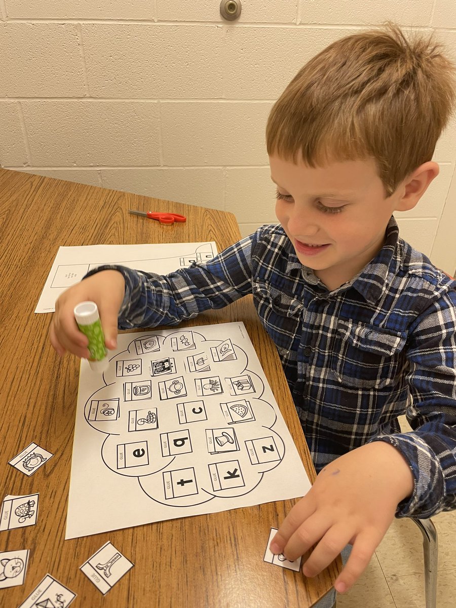 agatapietoledo's tweet photo. My K students working on their letter decoding skills and sight words with a little fun fall craftivity. @awlswa @awgenerals #awesl #craftivity https://t.co/LgbixE0smH