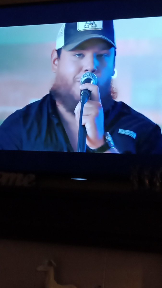 kateohagan30's tweet photo. Nothing like winter's night listening to the main man @lukecombs #lovinonyou ♥️ really need to get tickets for his concert for next year ♥️♥️ https://t.co/gj1jYeeqIC