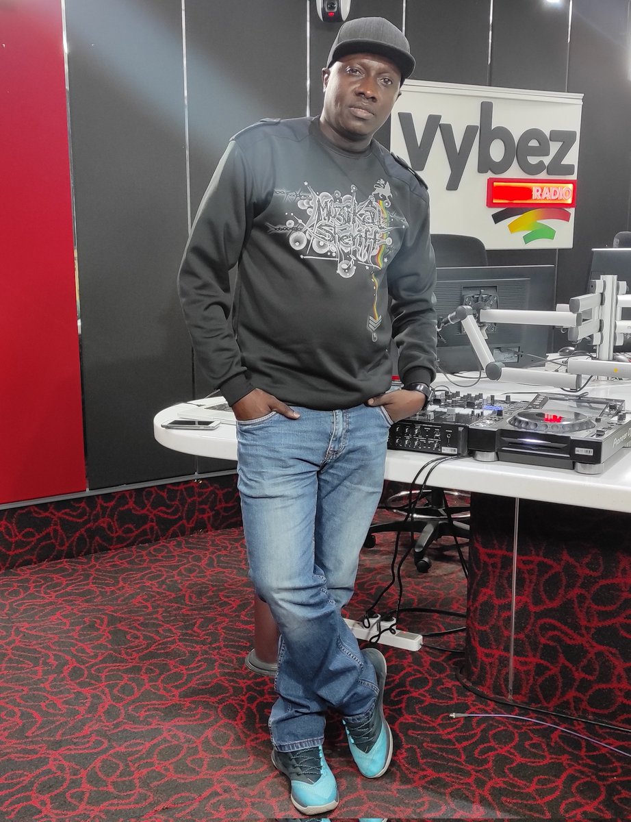 Back to the Reggae foundations with the decks officer <a href="/MuzikalSheriff/">The Decks Officer!</a> 🇯🇲🎶 Tukuchezee tune gani? #CeaseNSekkle