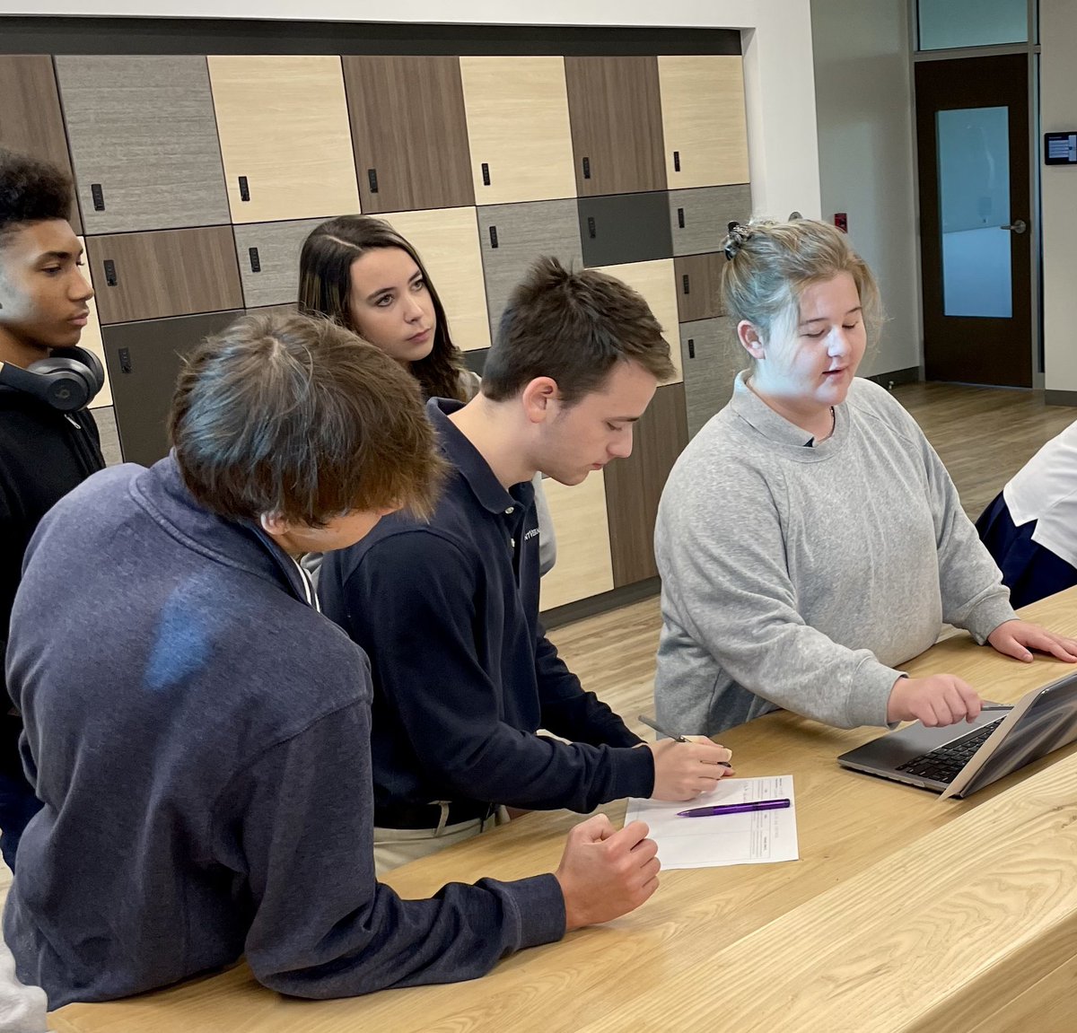 klundstromatmv's tweet photo. HMW🧐use our persuasive writing to convince #TheMVSchool to adopt our idea? #getfeedback #iterate #solutionseeker #communicator #realandrelevant https://t.co/3gj8m1GfWL