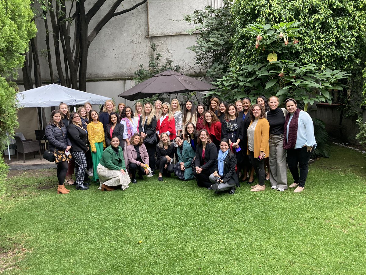 QuebecMX's tweet photo. ¡Gracias a todas las colegas que acudieron esta mañana a las oficinas de @QuebecMX a la reunión de la Red de Mujeres Diplomáticas de México! #RMDM #mujeresendiplomacia https://t.co/RhN184wrle