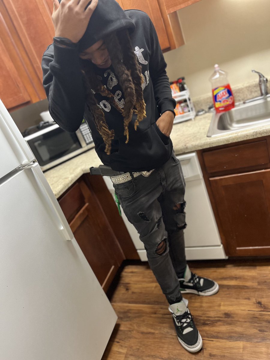 _Almighty_Zay's tweet photo. I can’t love you..❤️‍🩹 Money turn me on more than sex🤑💚 https://t.co/26IrRMo6N9
