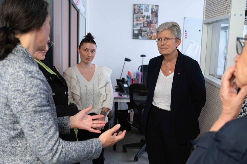 J’ai visité aujourd'hui la maison des aînés et des aidants <a href="/APSJ_M2ACentre/">Maison des Aînés et des Aidants Paris Centre (M2A)</a> qui assure un soutien et un conseil remarquables auprès de 1000 personnes en Île-de-France. Leur café des aidants est une initiative précieuse pour tisser des liens entre pairs. Bravo aux équipes ! 1/2