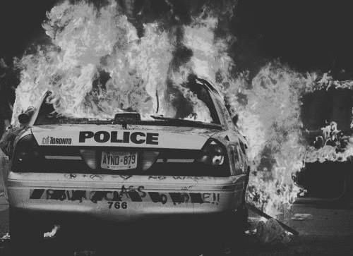chaos_system13's tweet photo. Fuck the police !!!! https://t.co/T6S5aJ2rPE