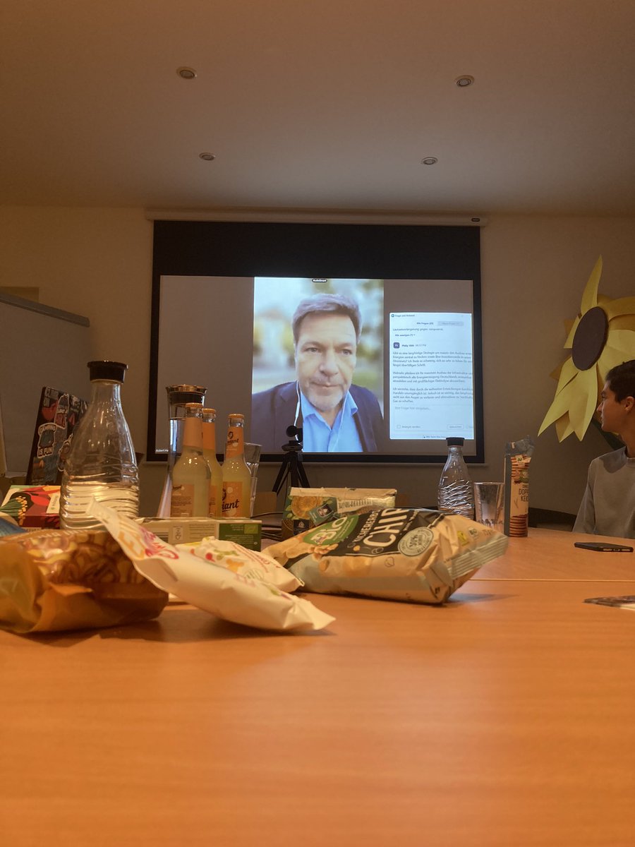 Die Atmosphäre im Webinar “#Kohleausstieg 2030 im rheinischen Revier” mit <a href="/MonaNeubaur/">Mona Neubaur</a>, <a href="/Ricarda_Lang/">Ricarda Lang</a> und Robert Habeck wirkte rechtfertigend, die gestellten Fragen wurden oft ausweichend und defensiv beantwortet. Die Entscheidungen in NRW haben wieder einmal gezeigt, (1/3)