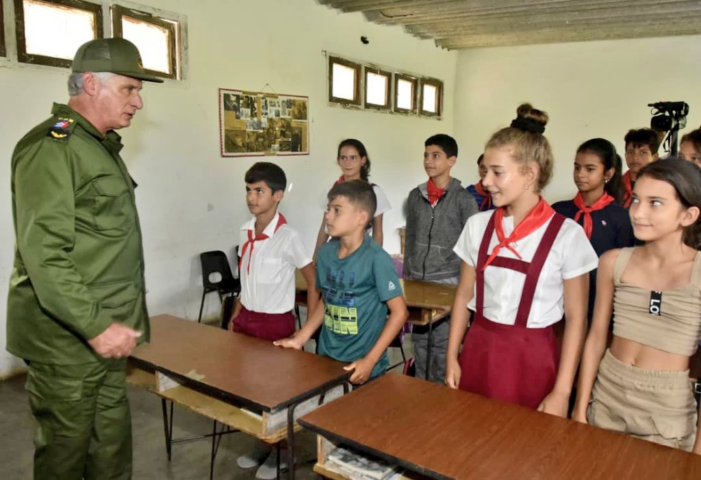 📸 | Imágenes del recorrido del presidente <a href="/DiazCanelB/">Miguel Díaz-Canel Bermúdez</a> por el municipio de Bahía Honda.

Visitó un hogar de ancianos, una escuela, un consultorio médico, y dialogó con pobladores de varios consejos populares, afectados por el paso del huracán Ian.

#TodosJuntos