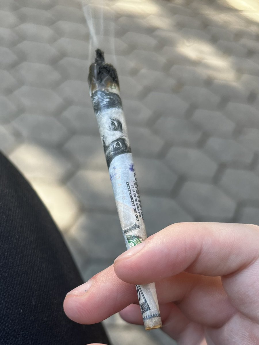 mudablues's tweet photo. smoking the shit that made benjamin danklin https://t.co/UTpWpFCzj3