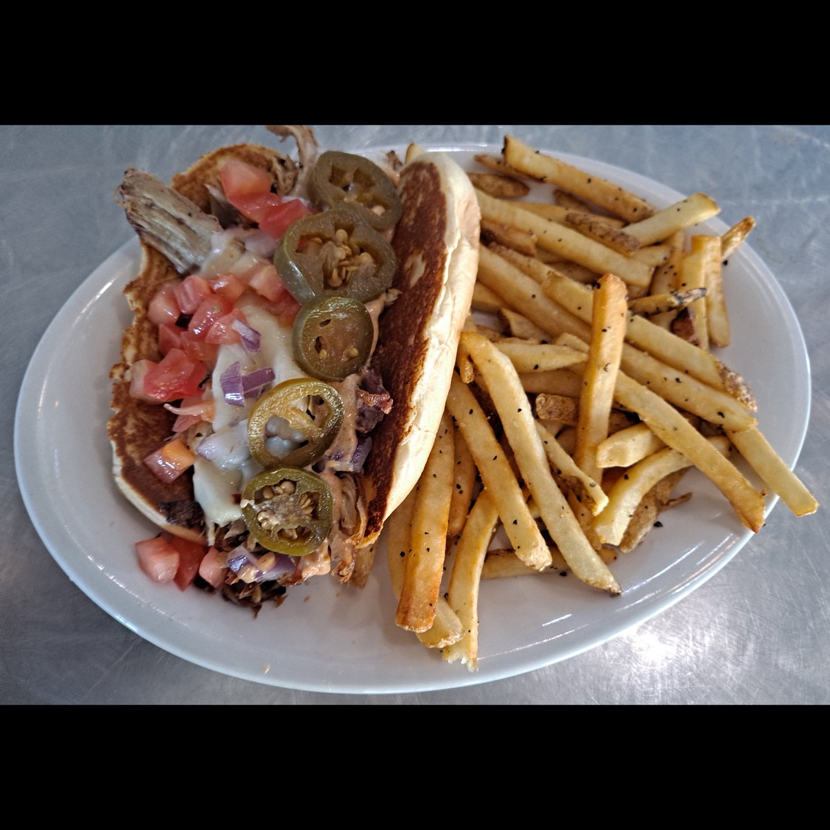 TritonBrewing's tweet photo. Weekly food special - smoked pork hoagie! Our #housesmoked pork with habanero jack cheese, red onion, pickled #RailSplitterIPA® jalapenos, fresh tomato and topped with our #scratchmade remoulade sauce on a hoagie roll. Served with your choice of side item.
#BrewedOnBase https://t.co/eCqyZ73NaK