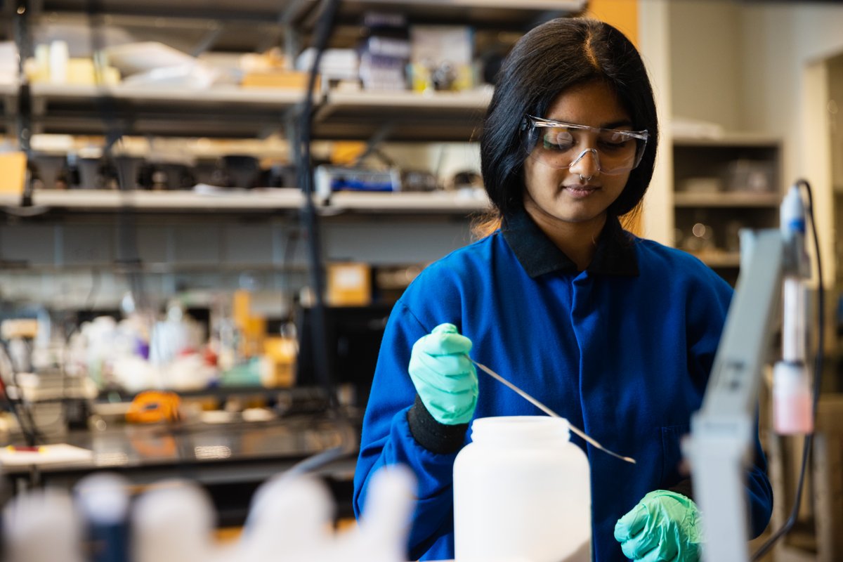 CMUniversity's tweet photo. Biochemistry student Izzy Gaidhane gets hands-on experience tackling real-world issues in the lab - like synthesizing molecules to inhibit the growth of tuberculosis. Learn more about our Biochemistry program here: https://t.co/TaS09Kqqk5 https://t.co/cCEVEqygR7