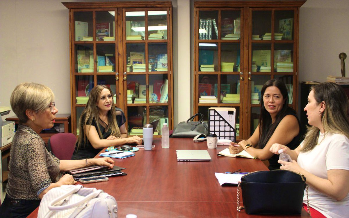 ryamibaz's tweet photo. Productiva reunión de trabajo con miembros de la Vicepresidencia Norma de Desarrollo Profesional Continua (NDPC), que lidera la C.P.C. Sonia Molina. Importante seguir fortaleciendo la ponderación de la ética y el control de calidad en el gremio de la contaduría. https://t.co/kxMS9xqhAq