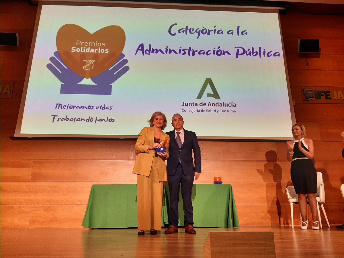 La secretaria general de Humanización, Planificación, Atención Sociosanitaria y Consumo <a href="/mlmoral/">María Luisa del Moral Leal</a> recoge el reconocimiento de administración pública a esta Consejeria en la Gala de los Premios Solidarios <a href="/AspaceJan/">Aspace Jaén</a>.