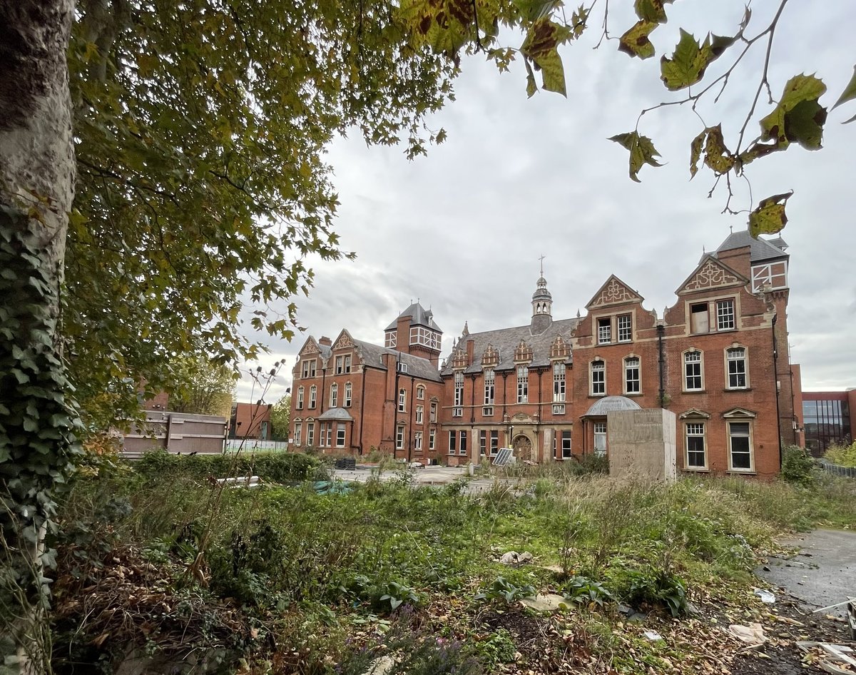 Ellenphysiouk's tweet photo. 4/4 the OG #dulwichhospital I started at and the new #TJHC I finished in and some conference tags from clearing out my office https://t.co/RXWl5BHtkg