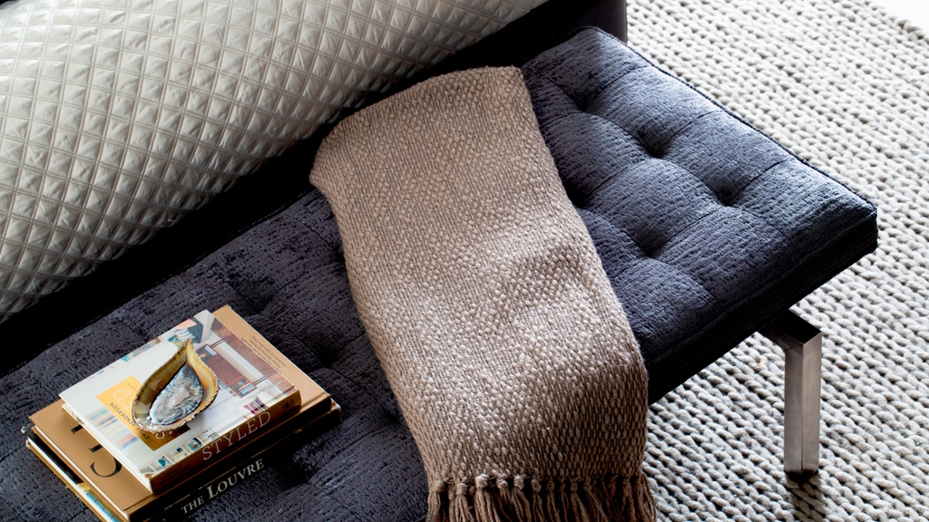 Clary Charcoal is a chunky Turkish loose-weave chenille and, just like your favorite throw blanket, it’s perfect a for cozy autumn day. Pair with the Rex bench’s cushy buttonless tufting, and it’s a match made in heaven. l8r.it/YkpX
