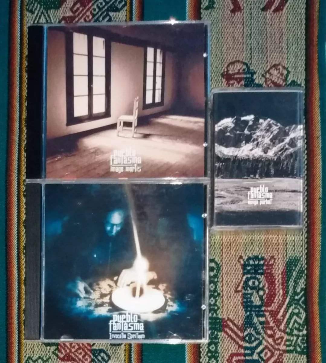 En el programa # 13 presentamos a Pueblo Fantasma. Se formaron en 2020 con músicos provenientes de Cancerbero, Corpus Christi y Batán, entre otras bandas pioneras del Gran La Plata. En la foto: su trilogía de EPs, con tres canciones cada uno. Ya está disponible en iVoox.