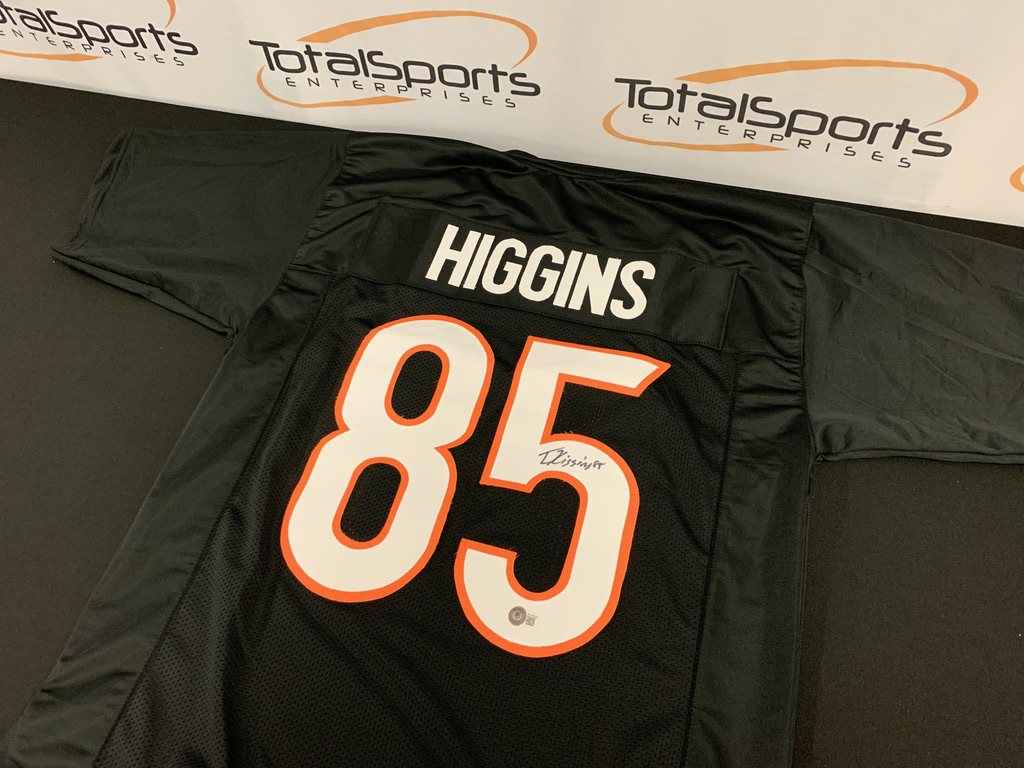 If Tee Higgins scores a touchdown AND Cincinnati wins tonight, we'll give a Tee Higgins autographed jersey to someone who retweets this tweet AND follows us!