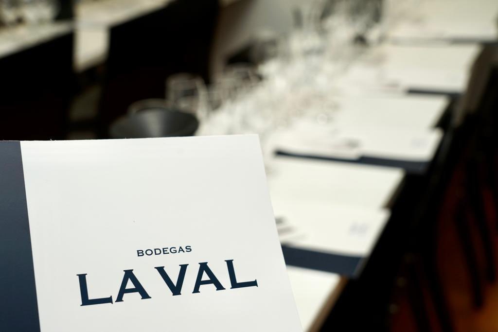 labodeguillascq's tweet photo. #EstáPasando Chegou outubro e, con el, volven as nosas #ActividadesBodeguilla. Arrancamos cunha cata vertical e un convidado de excepción: La Val Vendimia.

#BodeguillaSCQ #cata #catavertical https://t.co/c0jU6yLGak