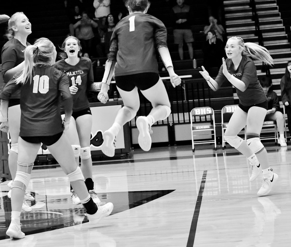 bgfalcon_'s tweet photo. Big ReMatch tonight in Dickinson 🏐🔥 8:00pm cst #gomajettes https://t.co/PSeKEowAtq