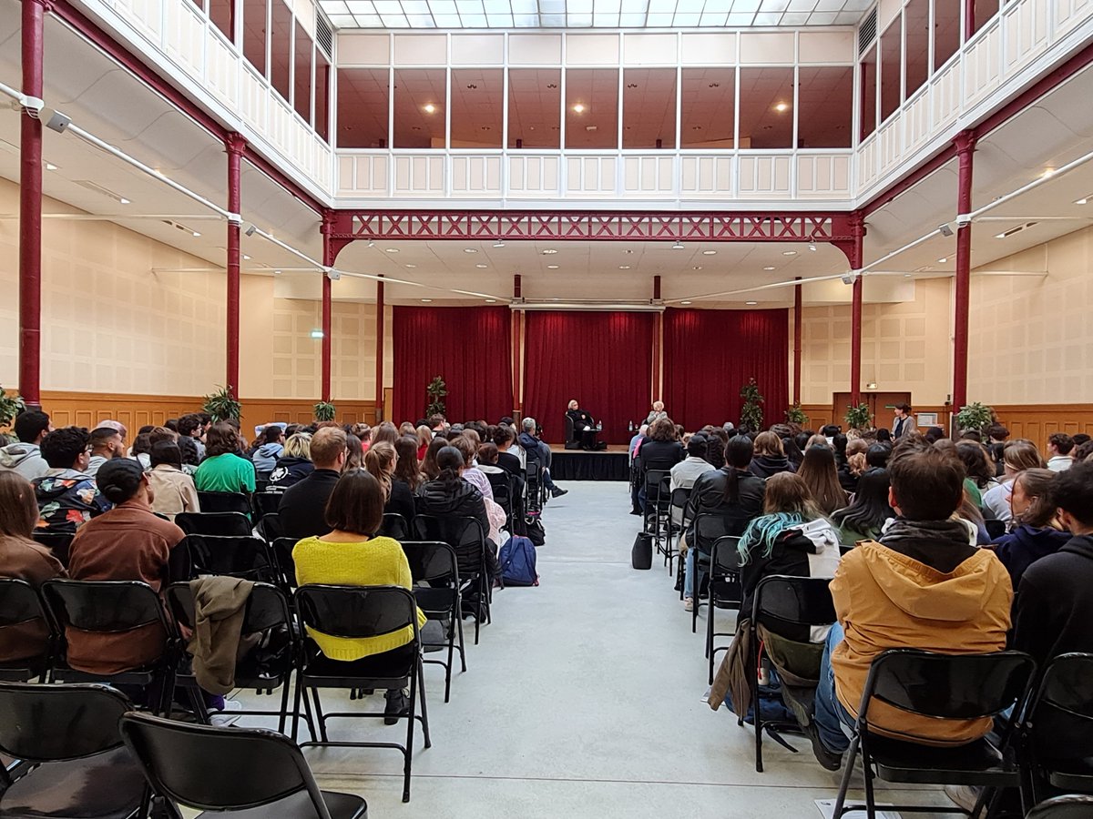 c_morell's tweet photo. Témoignage bouleversant, aujourd'hui, d'Esther Senot, racontant devant 5 classes de lycéens, son adolescence entre 1942 et 1945, dans la clandestinité, puis dans les camps et son combat pour survivre. Événement organisé par l'#AMEJD et @lillefrance . https://t.co/pUkvVpjVZd