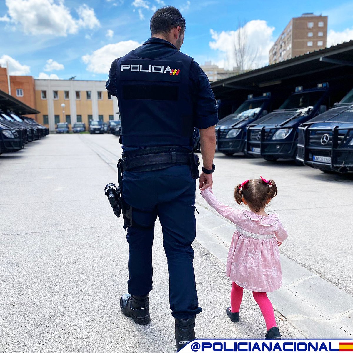 policia's tweet photo. A las puertas del #finde te deseamos #BuenosDías 

Cuidamos de todo lo que para ti es importante porque...

🔹Es nuestra vocación 
🔹Tu confianza en nosotros nos exige estar a la altura 

#FelizViernesATodos https://t.co/cZnKS5PAdQ