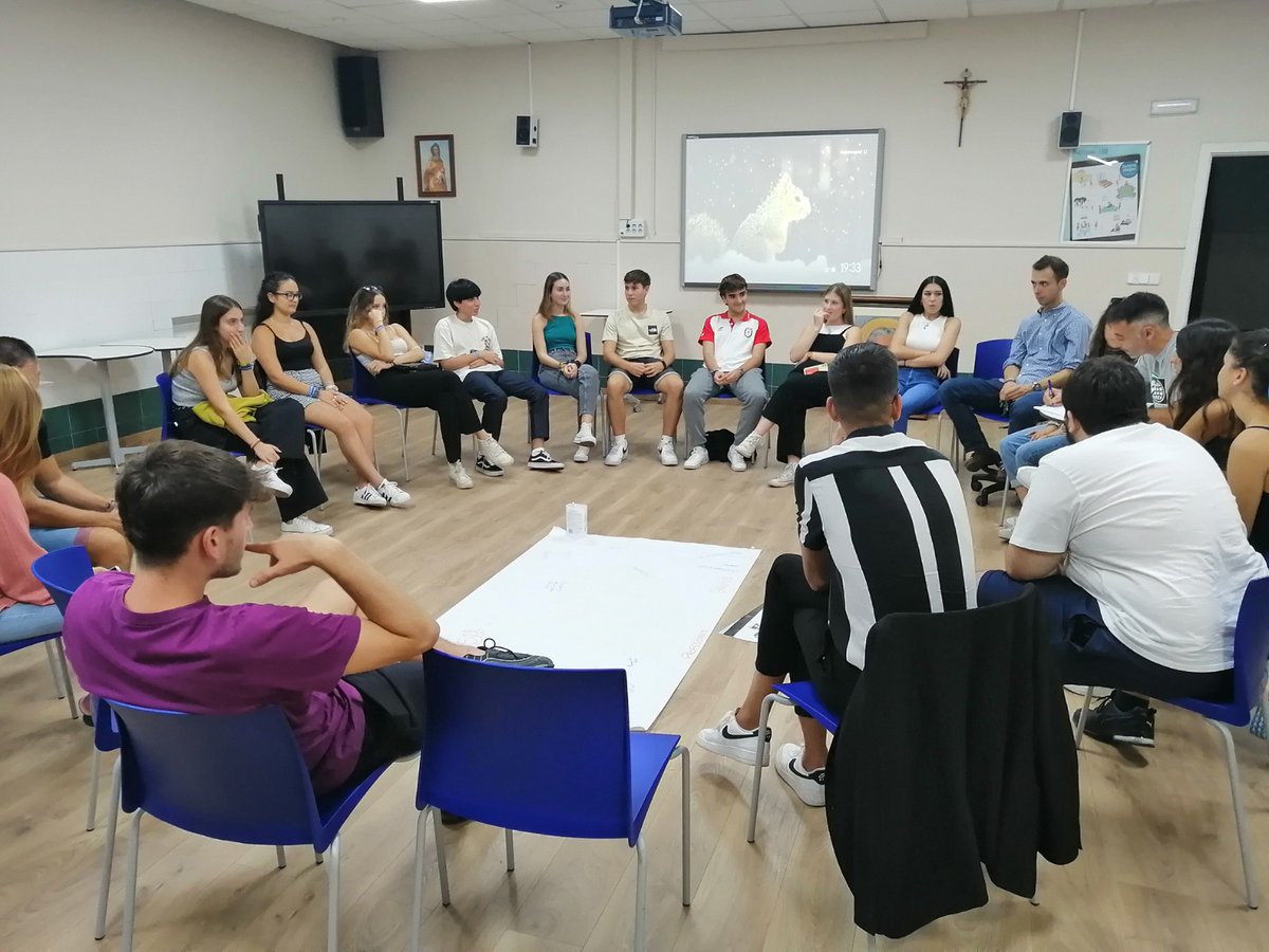 LaSalleInstituc's tweet photo. El equipo de Animadores de #ILSA_Grupos y de catequistas de #PrimerasComuniones lo tienen todo preparado para comenzar un nuevo curso. Este viernes 7 ¡arrancamos!
#JuntosMejor #SomosLaSalle #MiraMásAllá #Pastoral #Catequesis https://t.co/xOPeVlyQki
