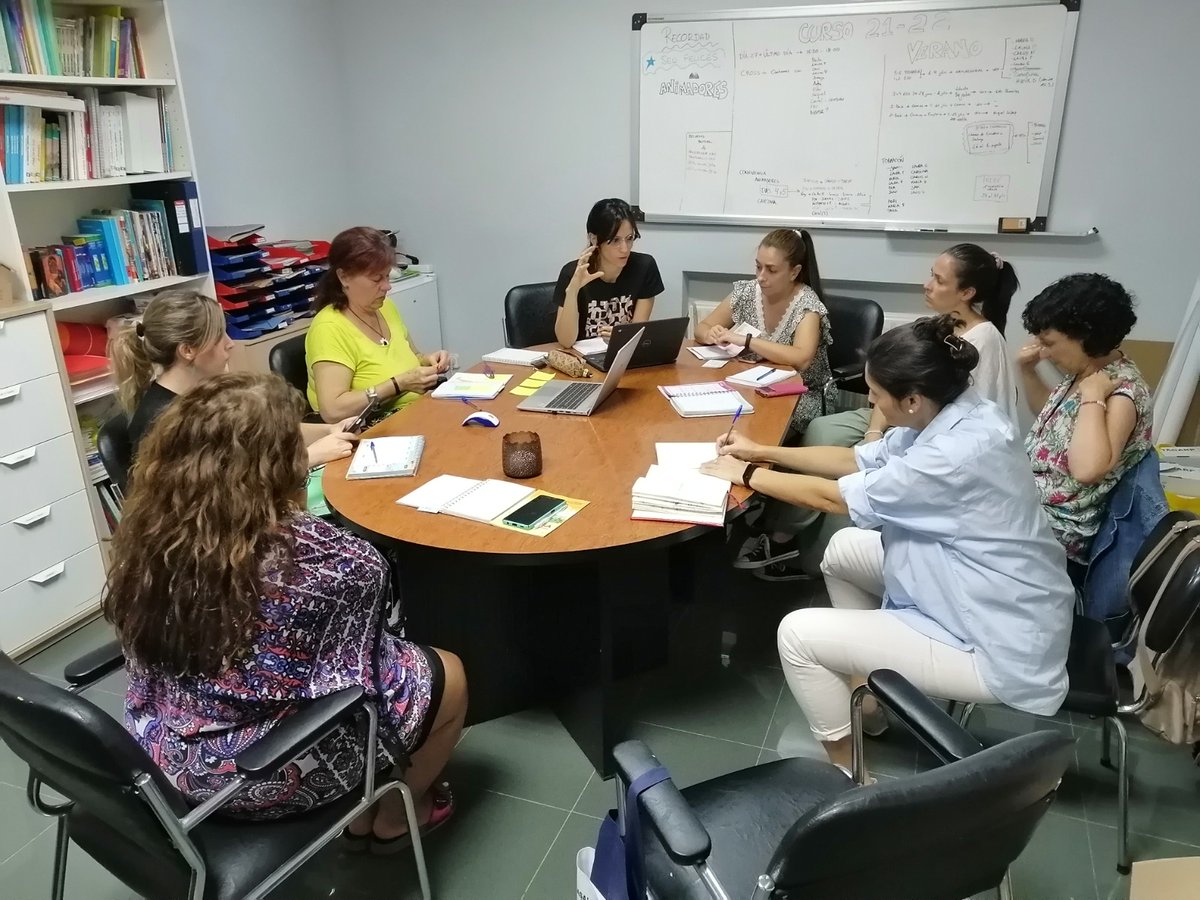 LaSalleInstituc's tweet photo. El equipo de Animadores de #ILSA_Grupos y de catequistas de #PrimerasComuniones lo tienen todo preparado para comenzar un nuevo curso. Este viernes 7 ¡arrancamos!
#JuntosMejor #SomosLaSalle #MiraMásAllá #Pastoral #Catequesis https://t.co/xOPeVlyQki