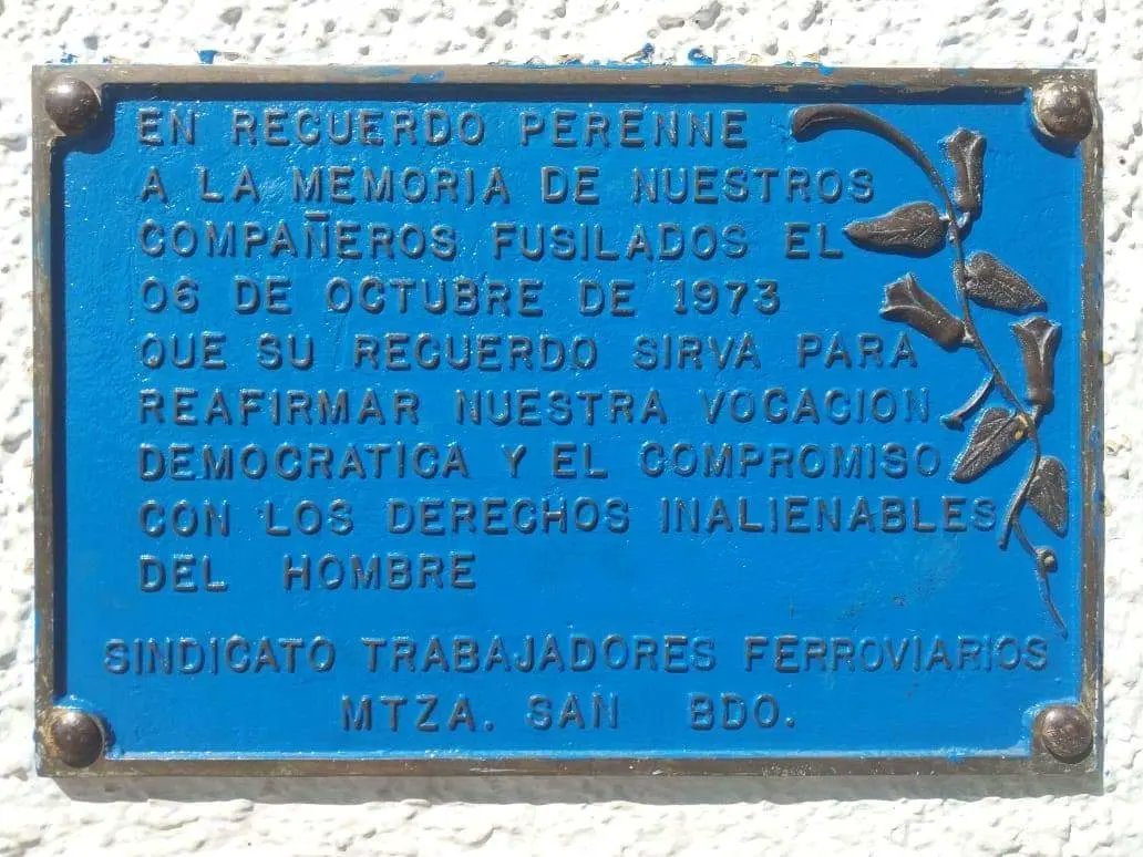 CamisetaRetro's tweet photo. Hoy se conmemora el día del trabajador Ferroviario.

Un lejano 6 de octubre del año 73, patrullas militares golpistas, ingresan a la ex Maestranza San Bernardo y se llevan a trabajadores los cuales años después aparecen en el patio 29 del Cementerio General.

Ellos son: https://t.co/WEdaAK3nIc