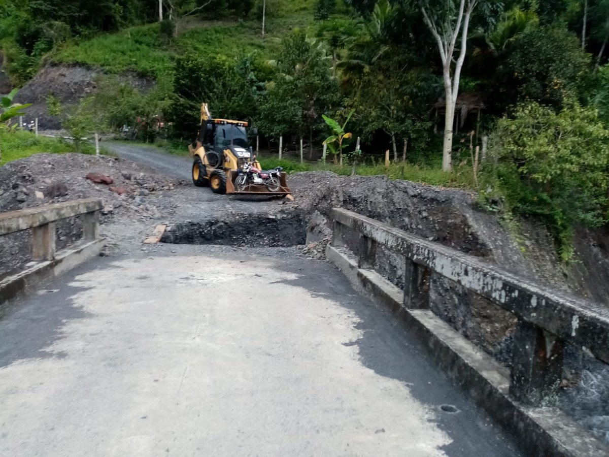 BoyacaRazaDeCam's tweet photo. Seguimos atendiendo las emergencias generadas por la temporada de lluvias en el departamento. 

Con maquinaria de la @GobBoyaca y a través de la Secretaría de Infraestructura de Boyacá, realizamos actualmente el mantenimiento del puente La Caco en el municipio de Muzo. https://t.co/vi8Vr9vZ9Z