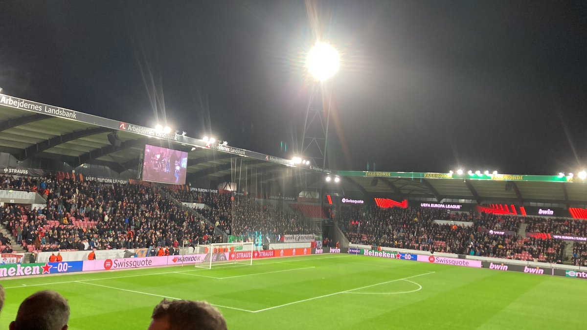 I hundredevis af hollandske tilskuere har gået rundt i gågaden og købt billetter. 
Nu er tilskuerne strøet rundt omkring på stadion og blandet med de danske … det har givet og kommer til at give ballade! Sad, but true! 😪
<a href="/fcmidtjylland/">FC Midtjylland</a> <a href="/Feyenoord/">Feyenoord Rotterdam</a> <a href="/EuropaLeague/">UEFA Europa League</a> @DRSporten